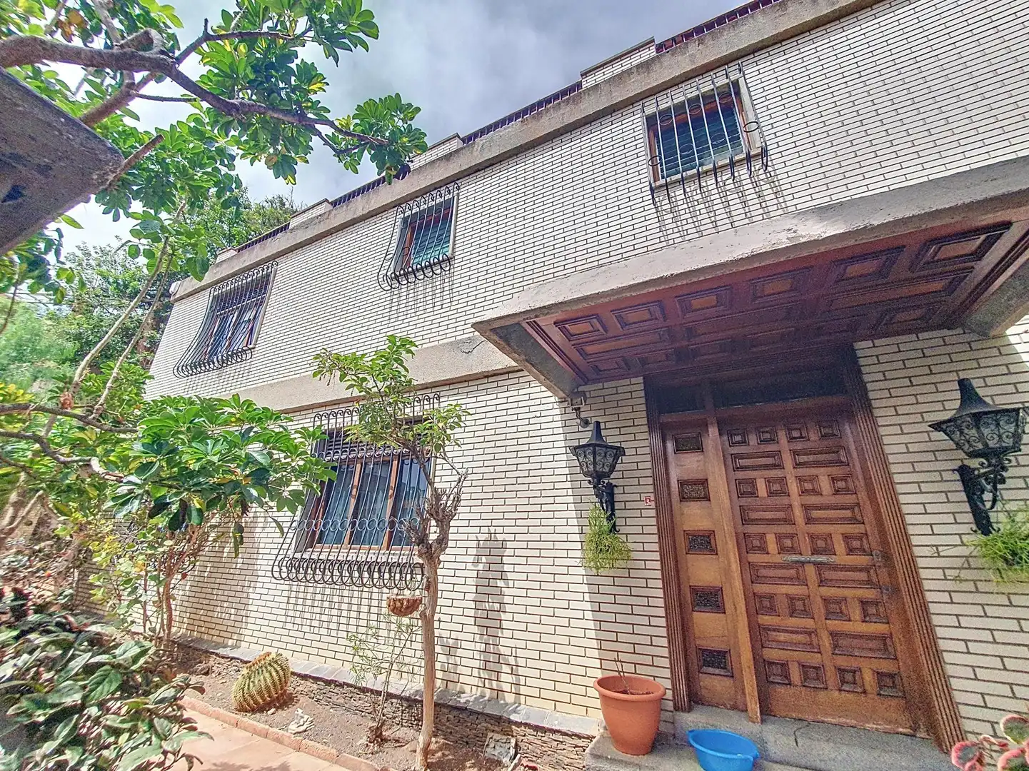 Vista exterior de Casa o xalet en venda en Las Palmas de Gran Canaria amb Aire condicionat, Jardí privat i Balcó