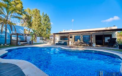 Piscina de Casa o xalet en venda en Chiva amb Aire condicionat, Terrassa i Piscina