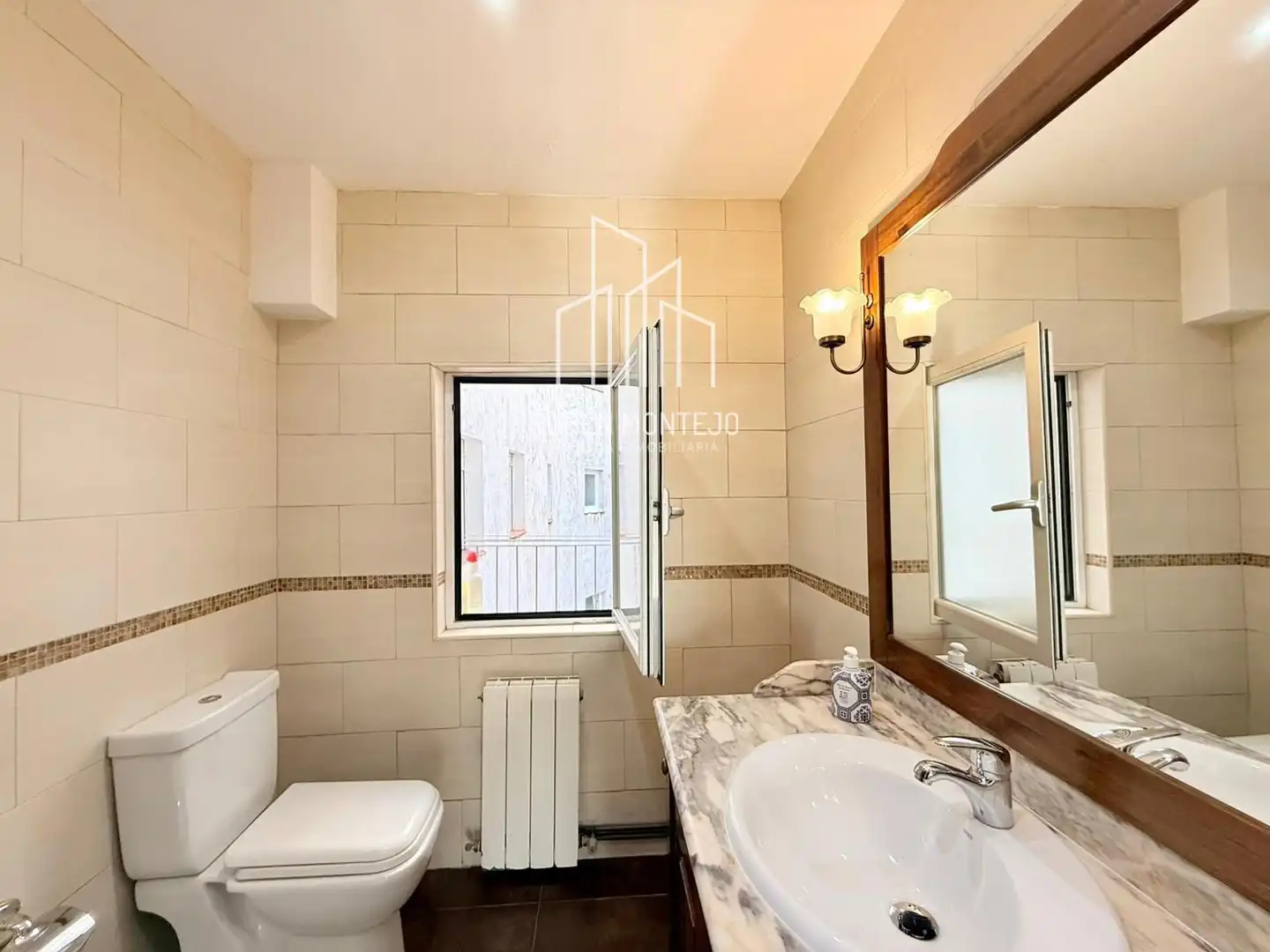 Bathroom of Flat for rent in Salamanca  with Heating, Terrace and Furnished