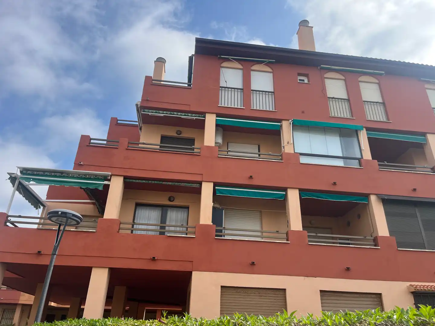 Vista exterior de Piso en venta en Salobreña con Terraza, Trastero y Piscina comunitaria