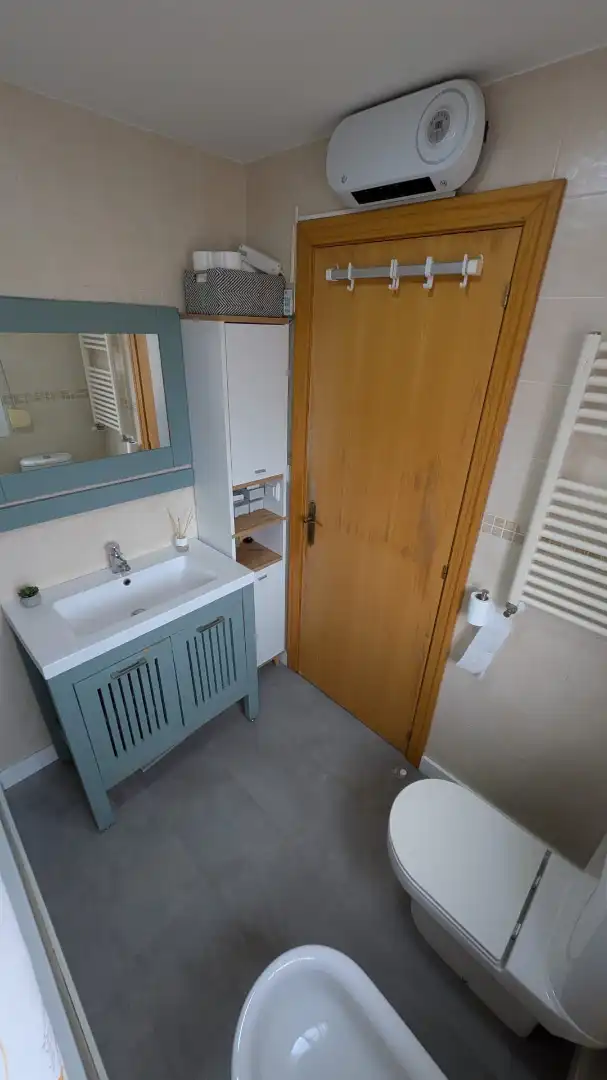 Baño de Casa adosada en venta en La Pobla de Vallbona con Aire acondicionado, Calefacción y Jardín privado