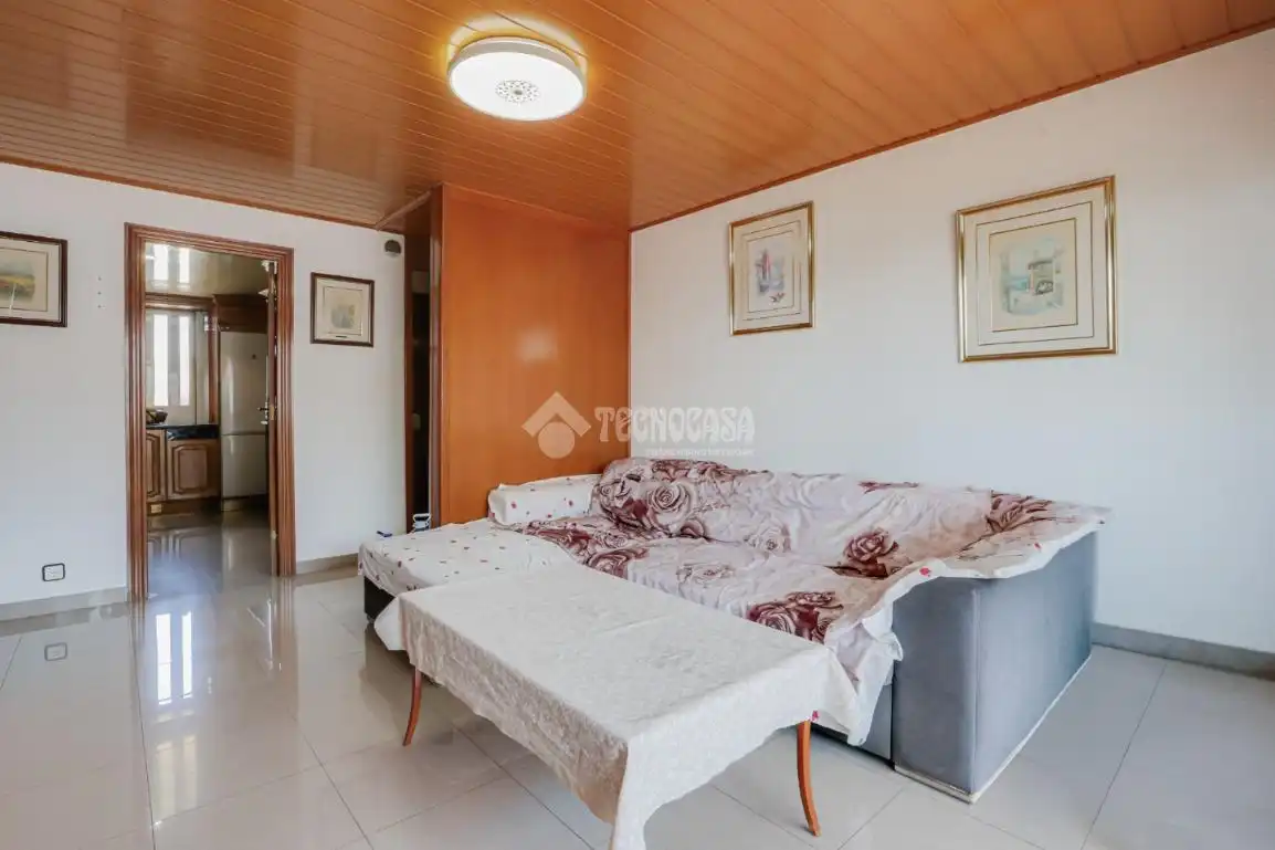 Sala d'estar de Pis en venda en L'Hospitalet de Llobregat amb Balcó