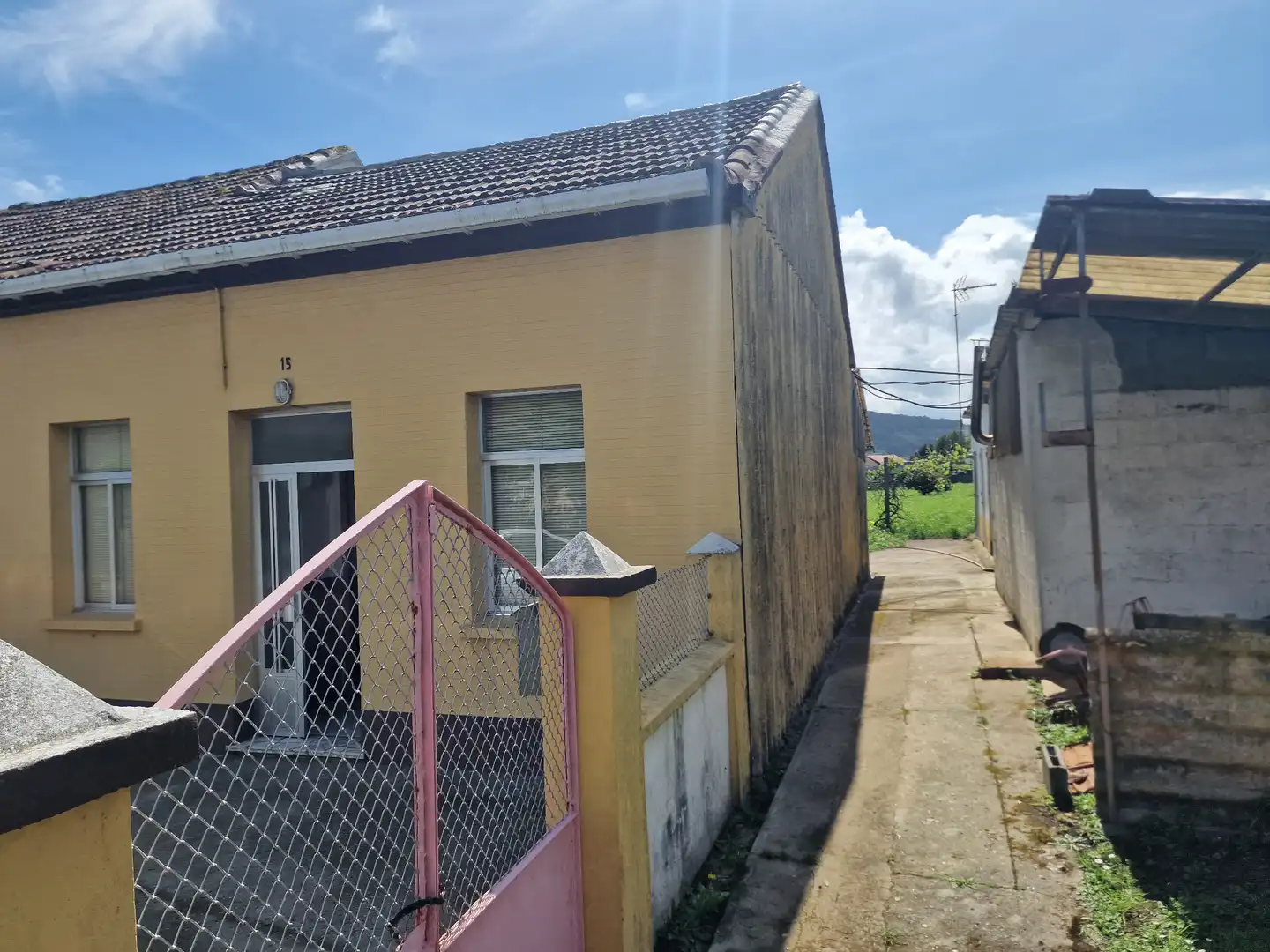 Vista exterior de Casa o xalet en venda en Narón amb Calefacció, Jardí privat i Traster