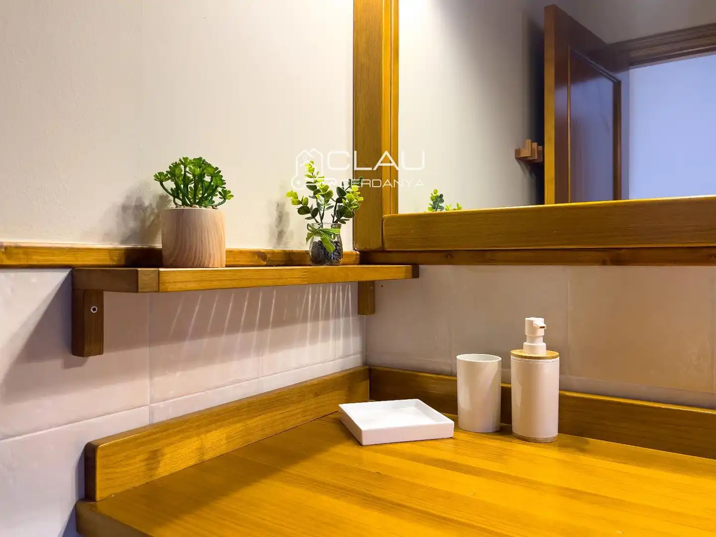 Badezimmer von Einfamilien-Reihenhaus zur Miete in Palau - de - Cerdagne mit Heizung, Privatgarten und Parkett
