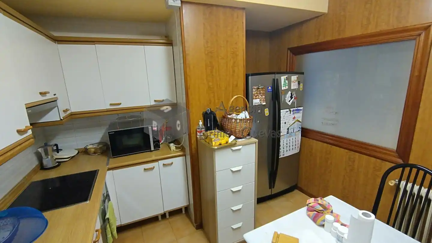 Cuina de Pis en venda en Oviedo  amb Calefacció i Terrassa