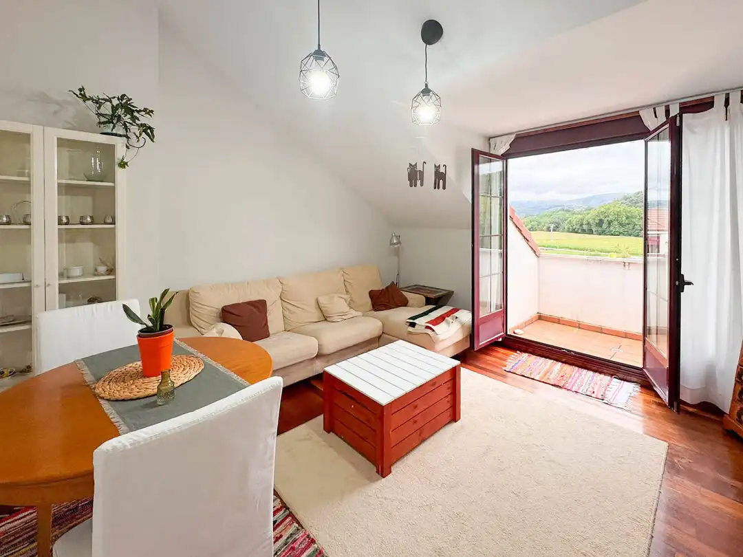 Wohnzimmer von Dachboden zur Miete in Entrambasaguas mit Heizung, Terrasse und Schwimmbad