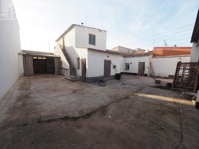 Vista exterior de Casa o xalet en venda en Tomelloso amb Calefacció, Terrassa i Traster