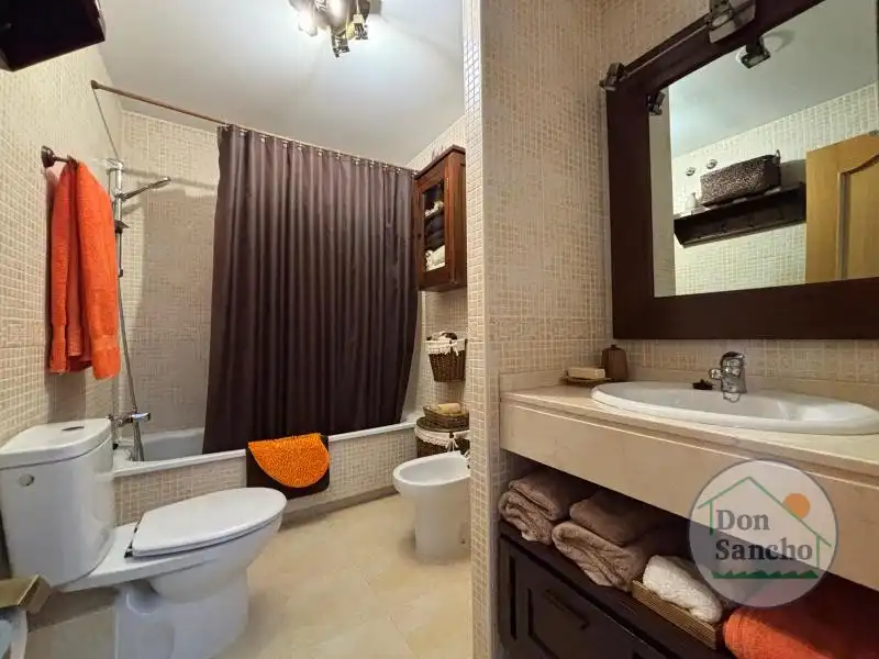 Baño de Casa adosada en venta en Cabezón de Pisuerga con Calefacción, Jardín privado y Terraza