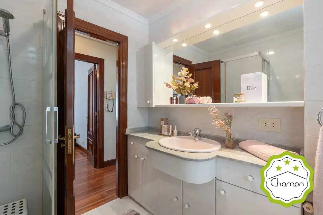 Bathroom of Flat for sale in Bilbao   with Heating and Balcony