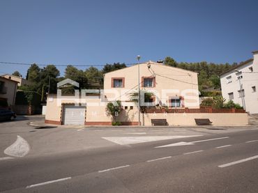 Casa amb jardí en venda a Carrer de la Creu de Sant Pau 1