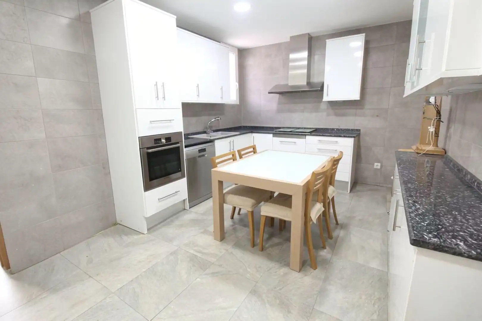 Cocina de Casa adosada en venta en Barcelona con Aire acondicionado y Terraza