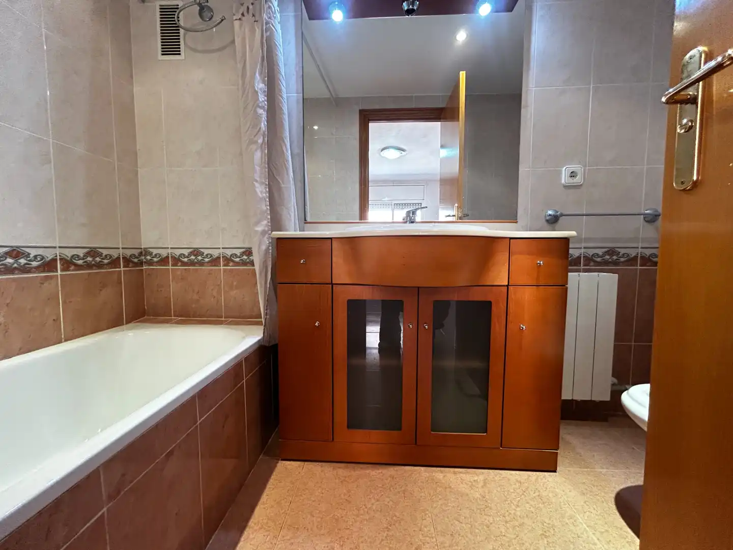 Bathroom of Flat for sale in Valls  with Air Conditioner, Heating and Oven