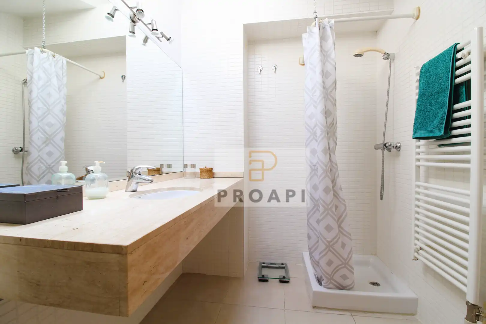 Badezimmer von Wohnung zum Verkauf in Girona mit Balkon