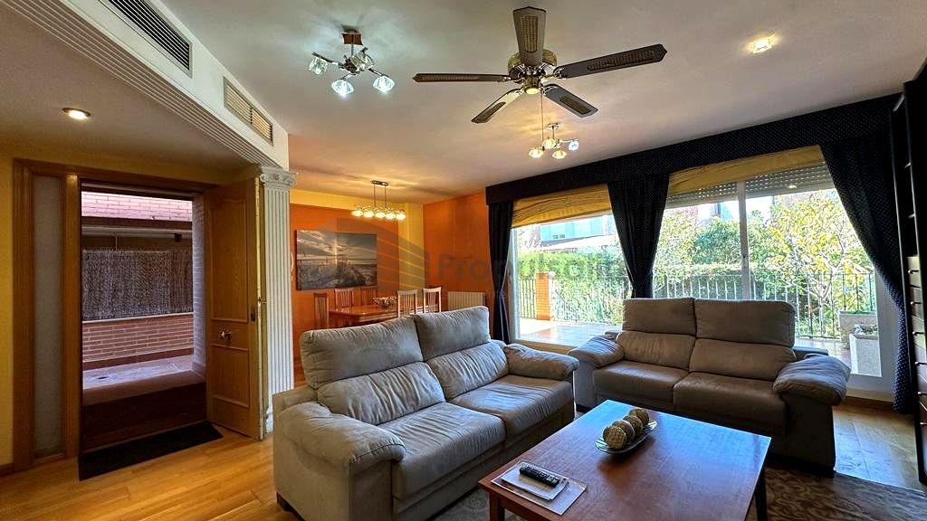 Sala d'estar de Casa adosada de lloguer en  Zaragoza Capital amb Aire condicionat, Calefacció i Jardí privat