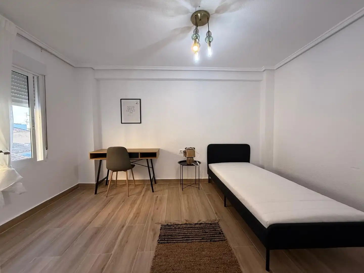 Habitación de Apartamento en venta en Catral con Lavadora, Microondas y TV