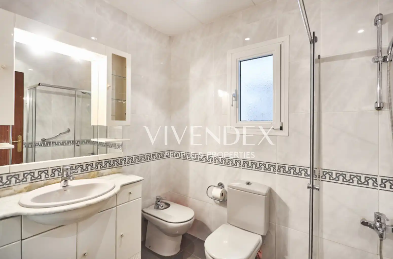 Baño de Ático en venta en L'Hospitalet de Llobregat con Aire acondicionado, Calefacción y Terraza