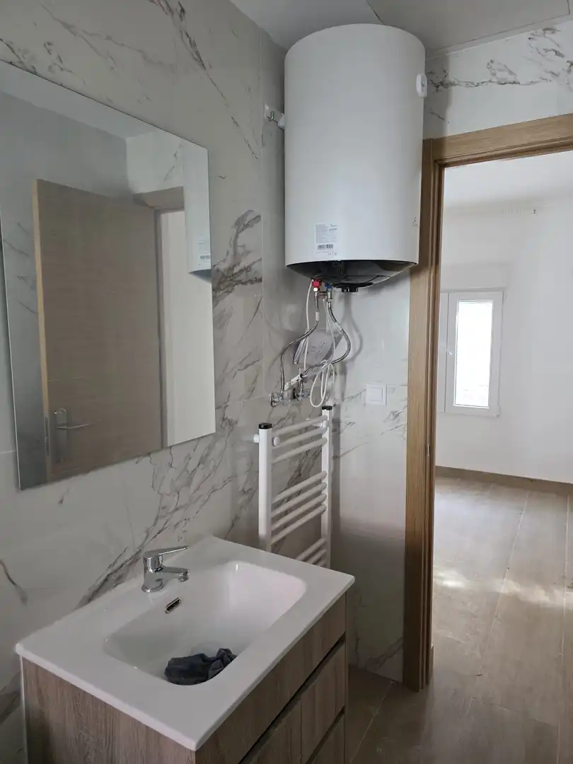 Bathroom of Flat for rent in Parla  with Parquet flooring and Washing machine