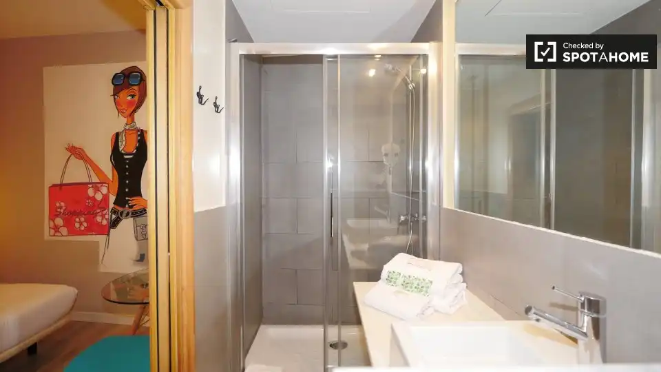 Baño de Piso de alquiler en Barcelona con Aire acondicionado, Calefacción y Amueblado