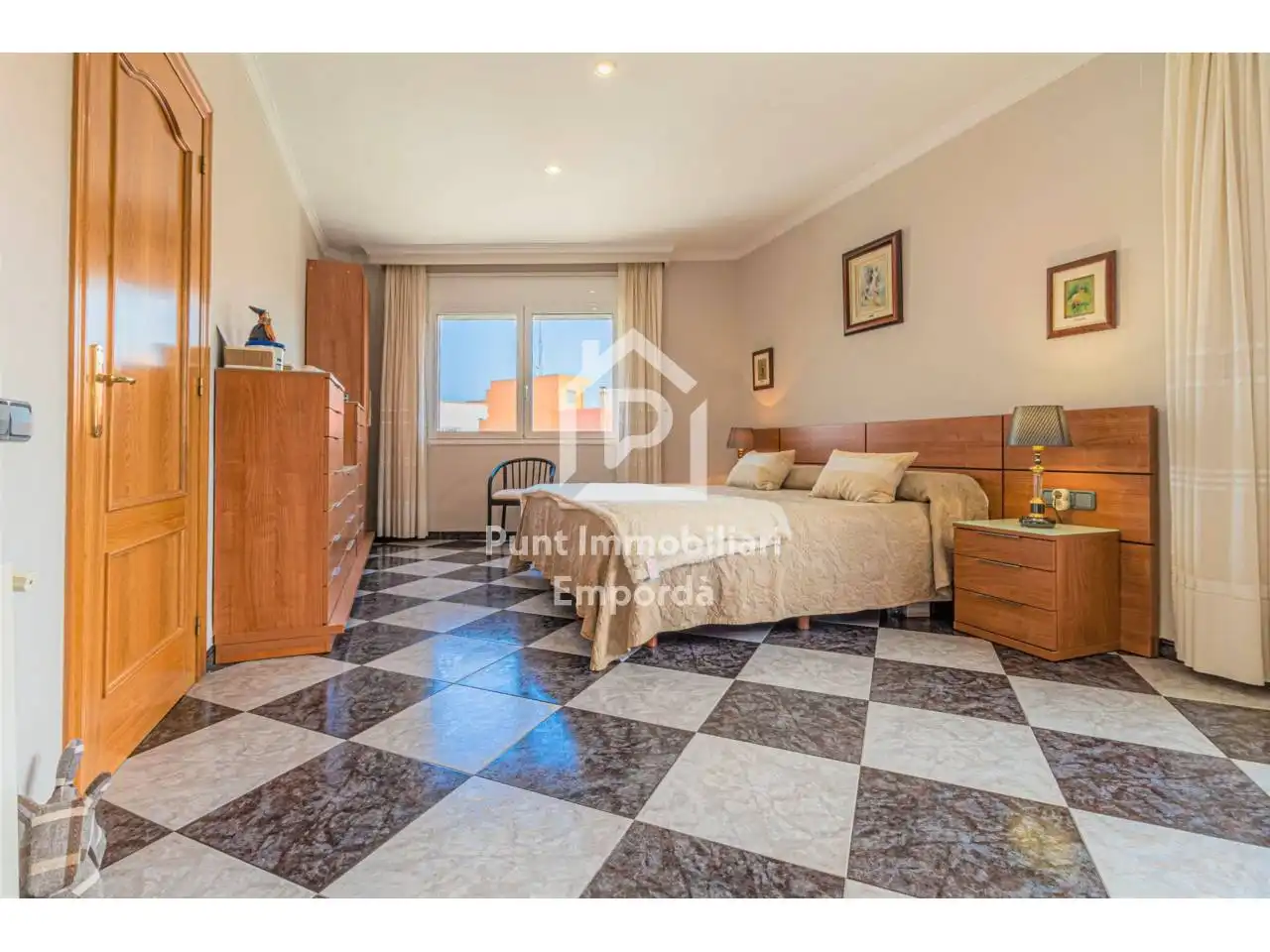 Habitación de Dúplex en venta en Figueres con Terraza