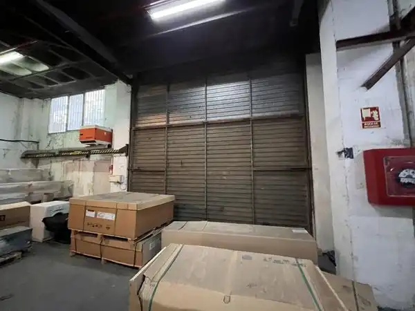 Nave industrial en venta en L'Hospitalet de Llobregat con Calefacción y Alarma