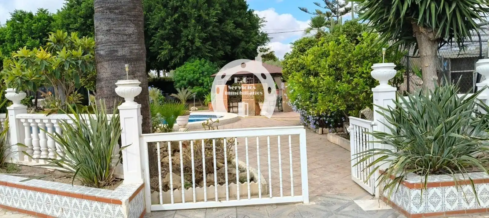 Vista exterior de Casa o xalet en venda en Elche / Elx amb Aire condicionat, Terrassa i Traster