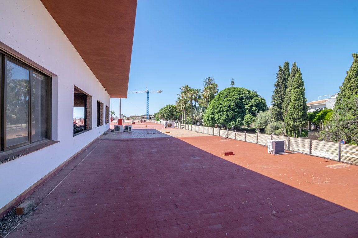 Vista exterior de Local en venda en Estepona amb Aire condicionat