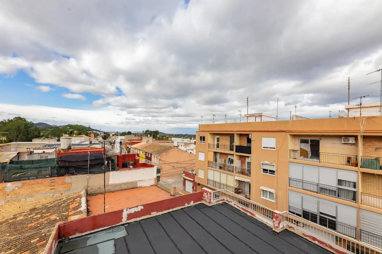 Vista exterior de Piso en venta en Llaurí con Aire acondicionado, Calefacción y Trastero