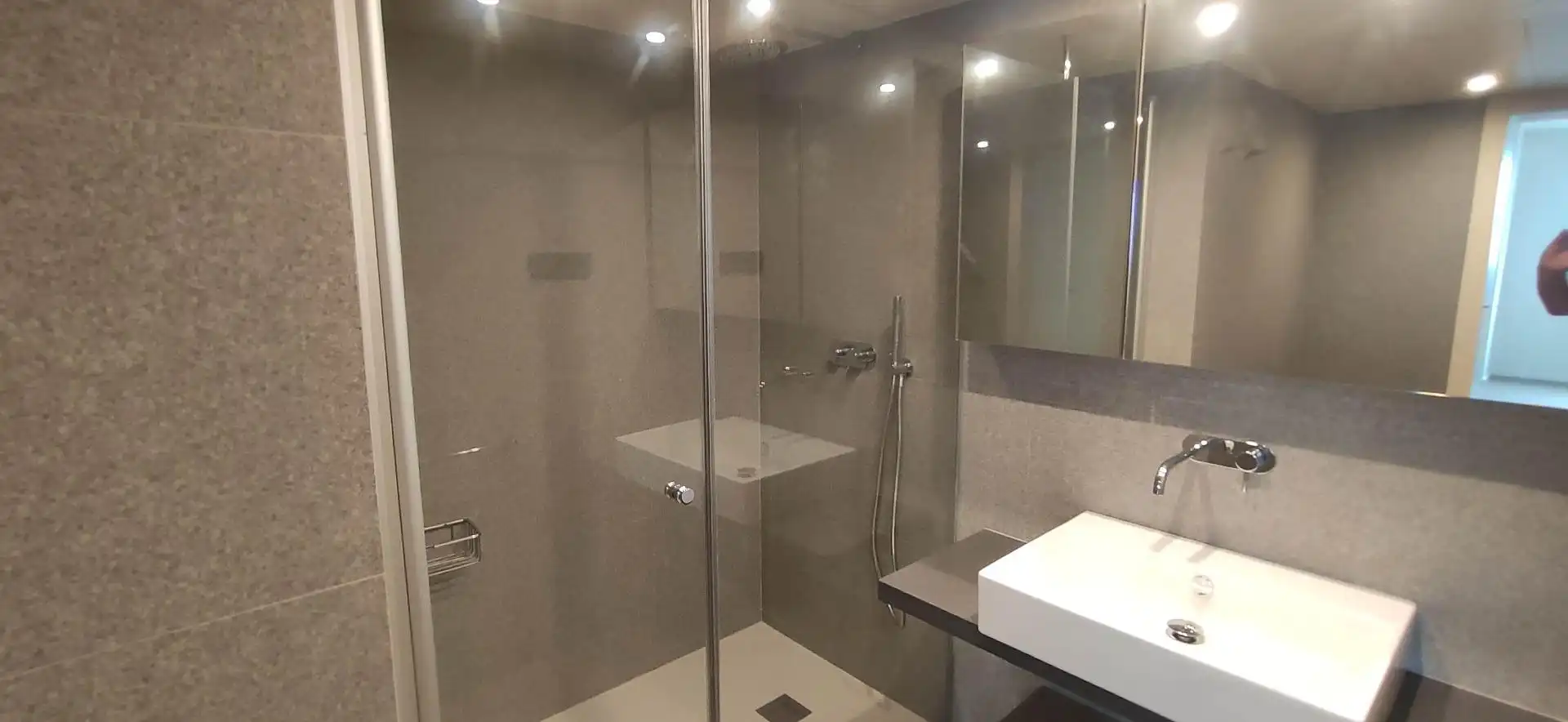 Badezimmer von Wohnung zur Miete in Barcelona mit Klimaanlage, Heizung und Parkett