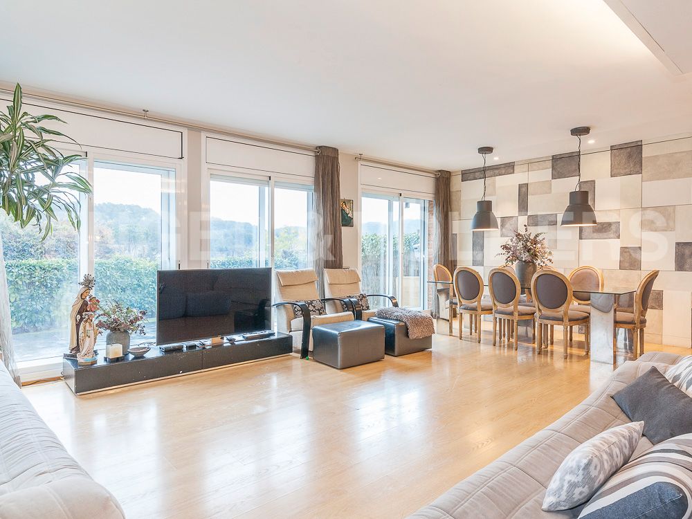 Sala d'estar de Casa adosada en venda en Sant Cugat del Vallès amb Aire condicionat, Calefacció i Jardí privat