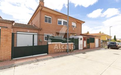 Exterior view of Single-family semi-detached for sale in Torrejón del Rey  with Air Conditioner, Heating and Private garden