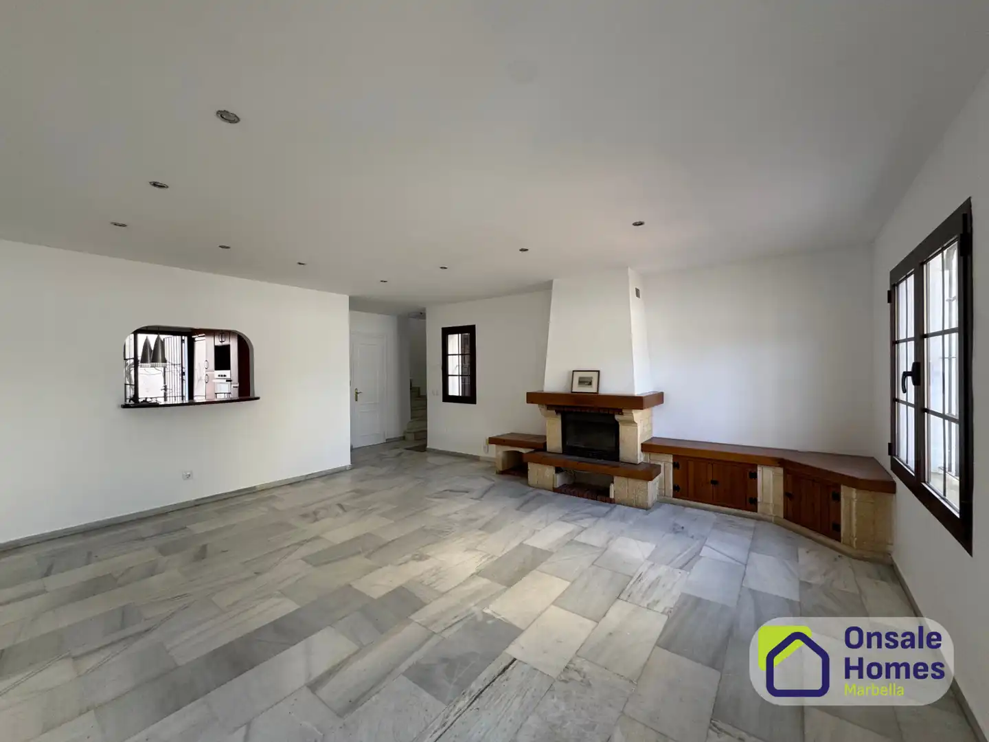Sala de estar de Casa adosada en venta en Marbella con Terraza, Balcón y Alarma