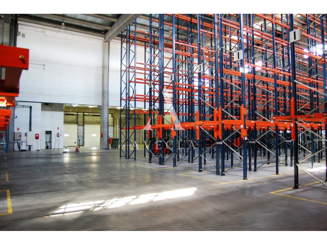 Industrial buildings to rent in València, 17