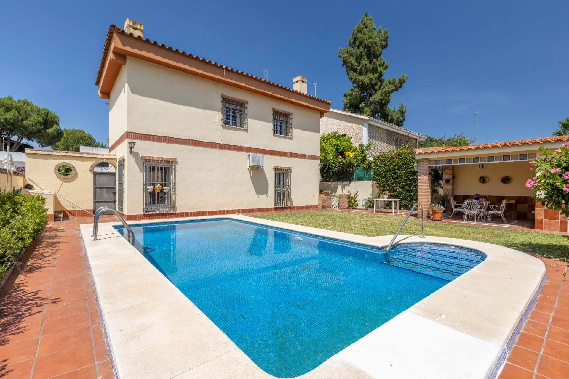 Piscina de Casa o xalet en venda en  Sevilla Capital amb Aire condicionat, Calefacció i Jardí privat