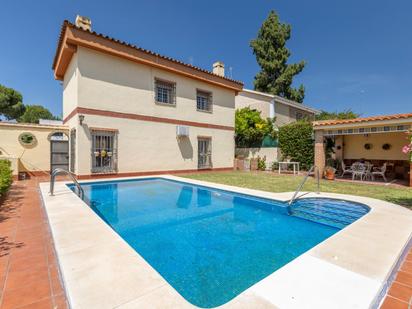 Piscina de Casa o xalet en venda en  Sevilla Capital amb Aire condicionat, Calefacció i Jardí privat