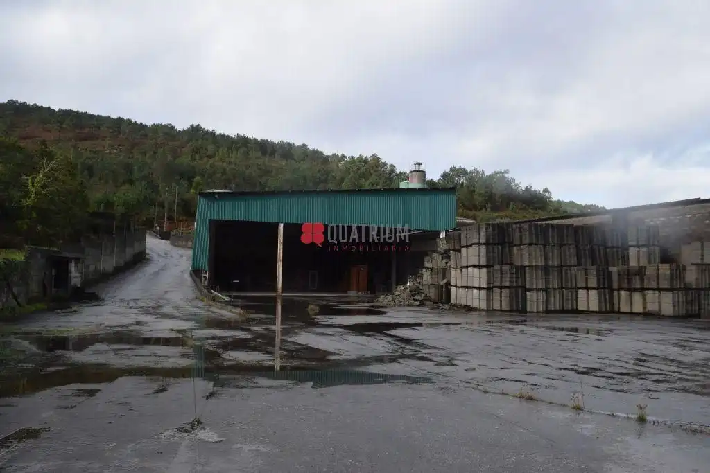 Exterior view of Industrial buildings for sale in Vimianzo