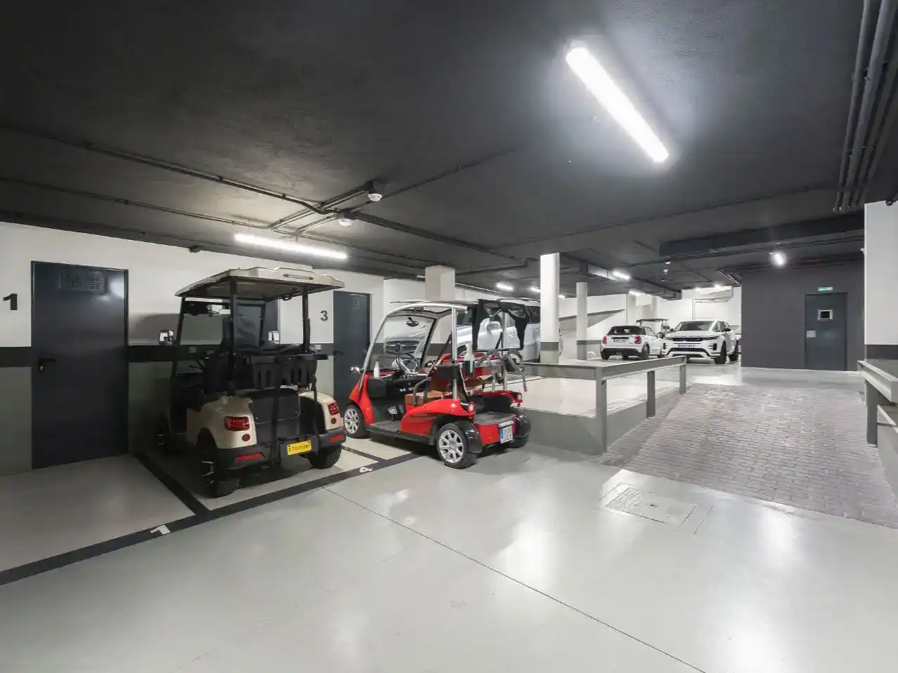 Aparcament de Apartament en venda en Benahavís amb Aire condicionat, Piscina i Balcó