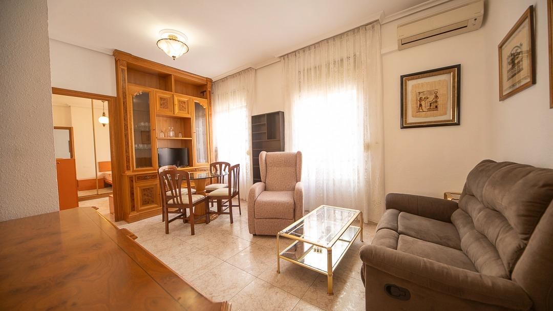 Sala d'estar de Apartament de lloguer en  Madrid Capital amb Aire condicionat, Moblat i Balcó
