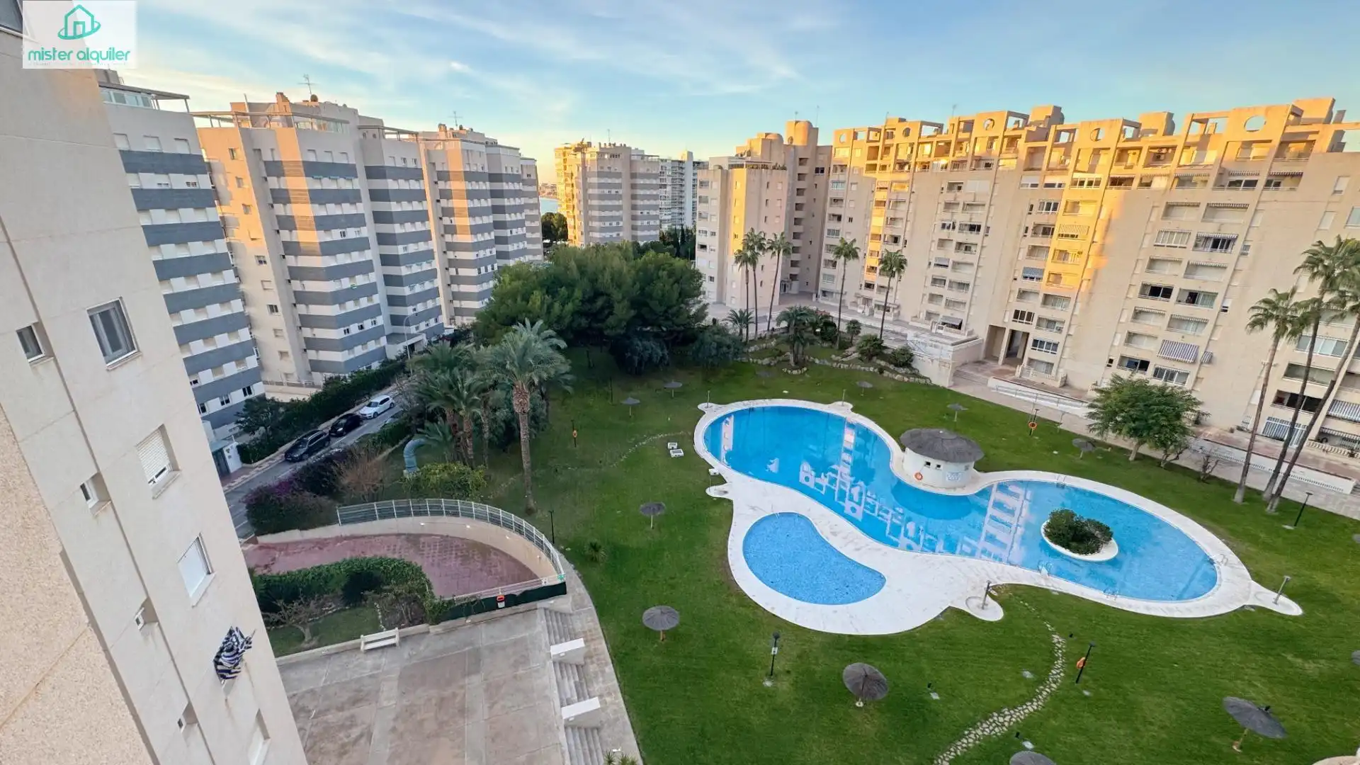 Vista exterior de Apartament en venda en El Campello amb Aire condicionat, Calefacció i Jardí privat