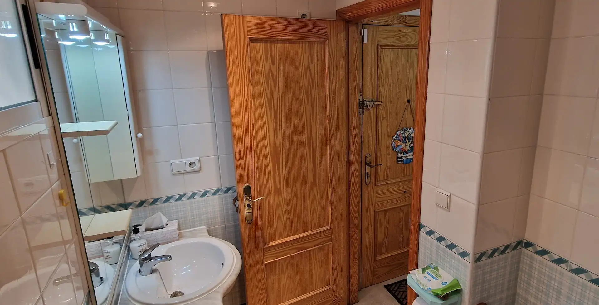 Bany de Apartament de lloguer en Guardamar del Segura amb Aire condicionat, Calefacció i Moblat