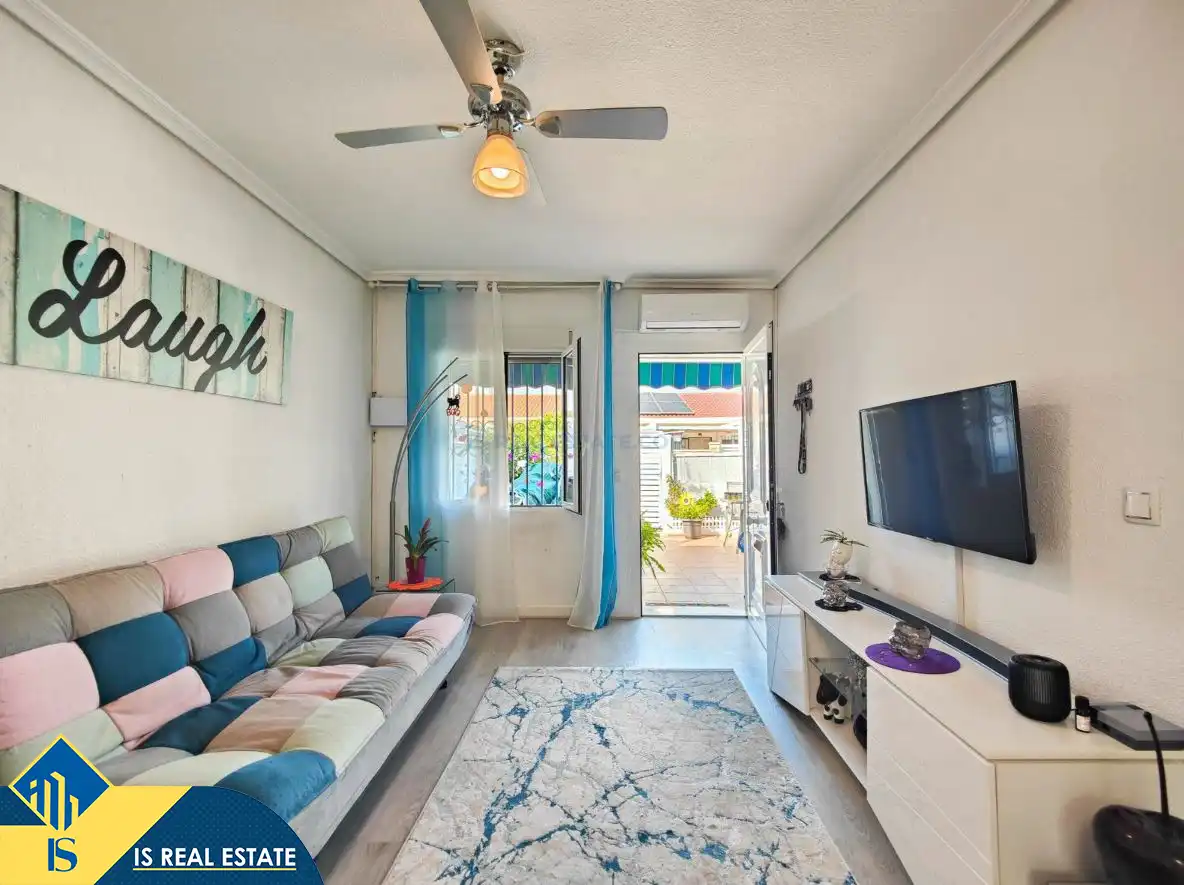 Sala de estar de Casa adosada en venta en Torrevieja con Aire acondicionado, Calefacción y Jardín privado