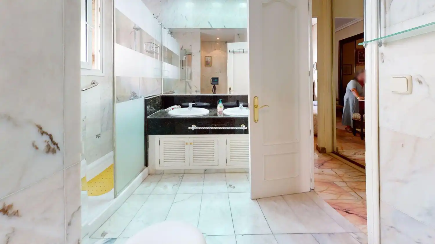Bathroom of Flat for sale in Sevilla  with Air Conditioner, Heating and Terrace
