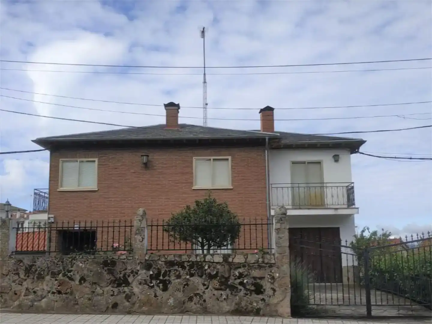 Vista exterior de Casa o chalet en venta en San Esteban del Valle con Jardín privado