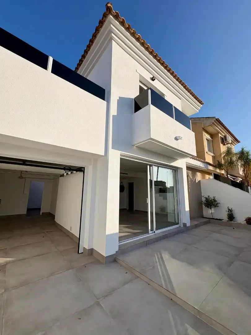 Vista exterior de Casa adosada en venda en San Javier amb Aire condicionat, Calefacció i Jardí privat