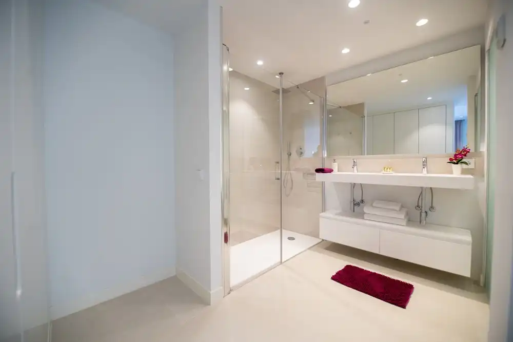 Badezimmer von Wohnung zum Verkauf in Fuengirola mit Klimaanlage, Heizung und Terrasse