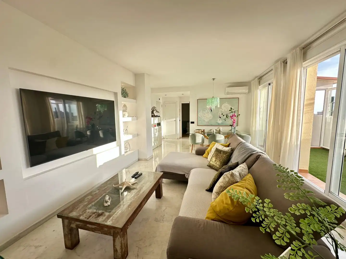 Sala d'estar de Àtic en venda en Marbella amb Aire condicionat, Jardí privat i Terrassa