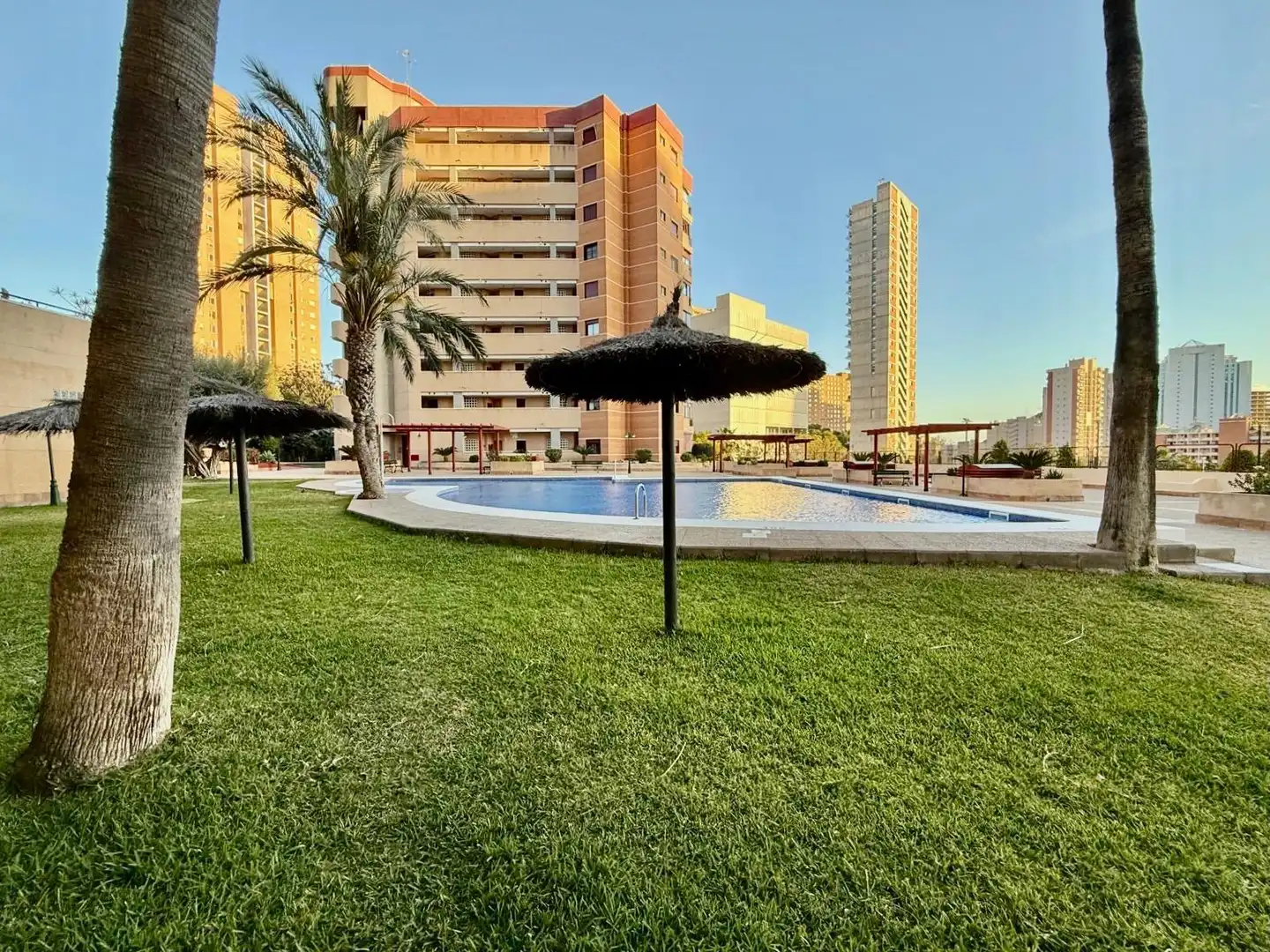 Piscina de Apartament en venda en Benidorm amb Aire condicionat, Calefacció i Jardí privat