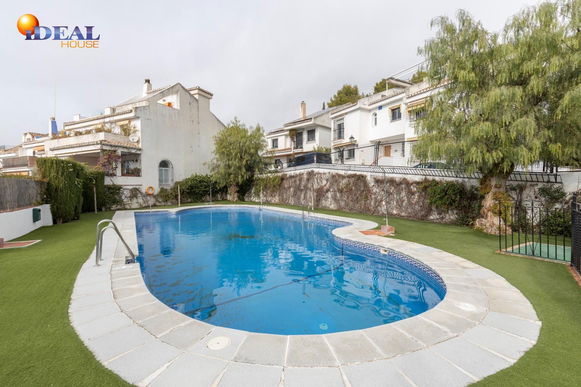 Piscina de Casa adosada en venda en  Granada Capital amb Aire condicionat, Calefacció i Piscina comunitària