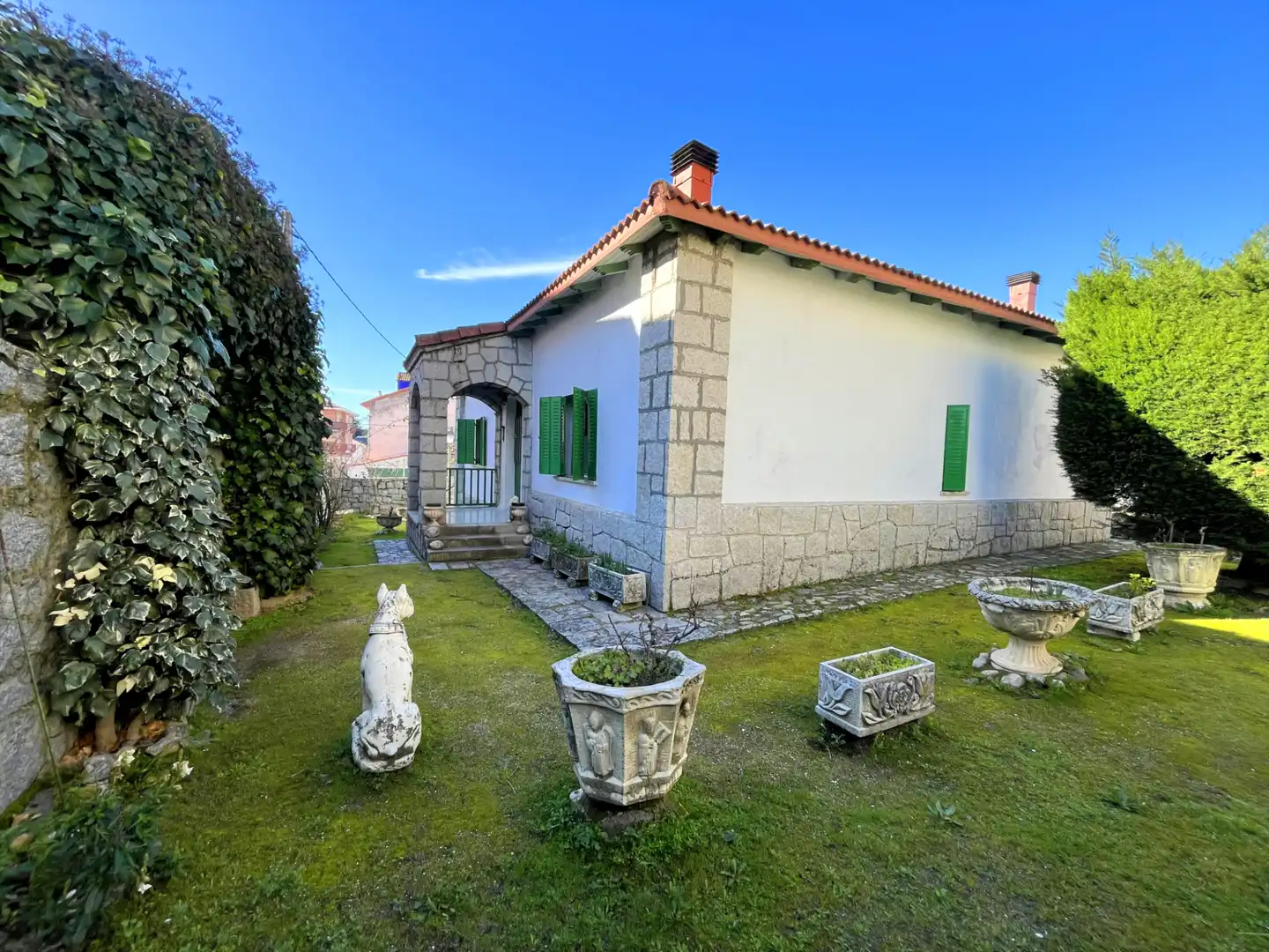 Vista exterior de Casa o xalet en venda en Guadarrama amb Calefacció, Jardí privat i Terrassa