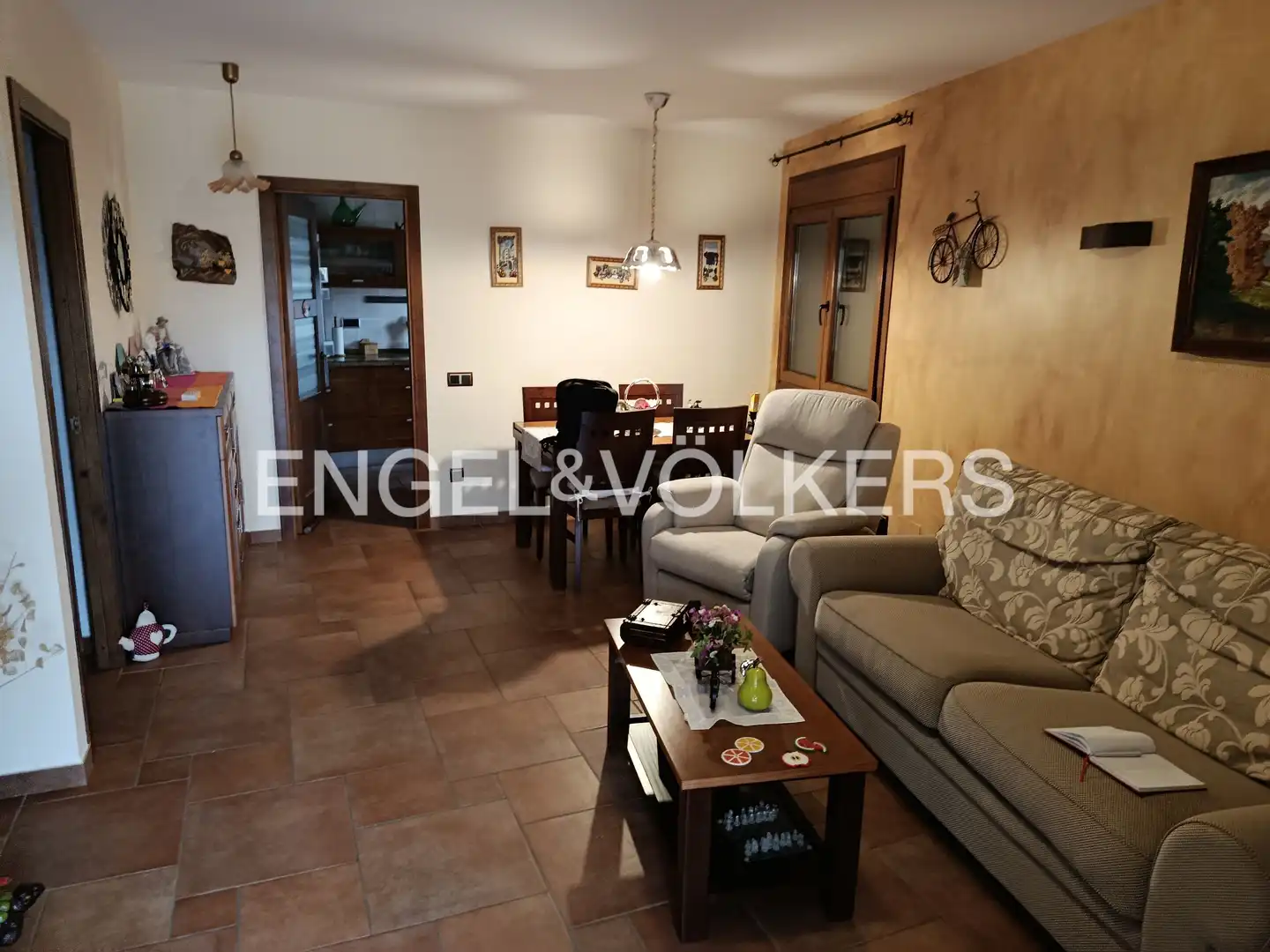 Sala d'estar de Casa adosada en venda en Navarredonda y San Mamés amb Calefacció, Parquet i Moblat