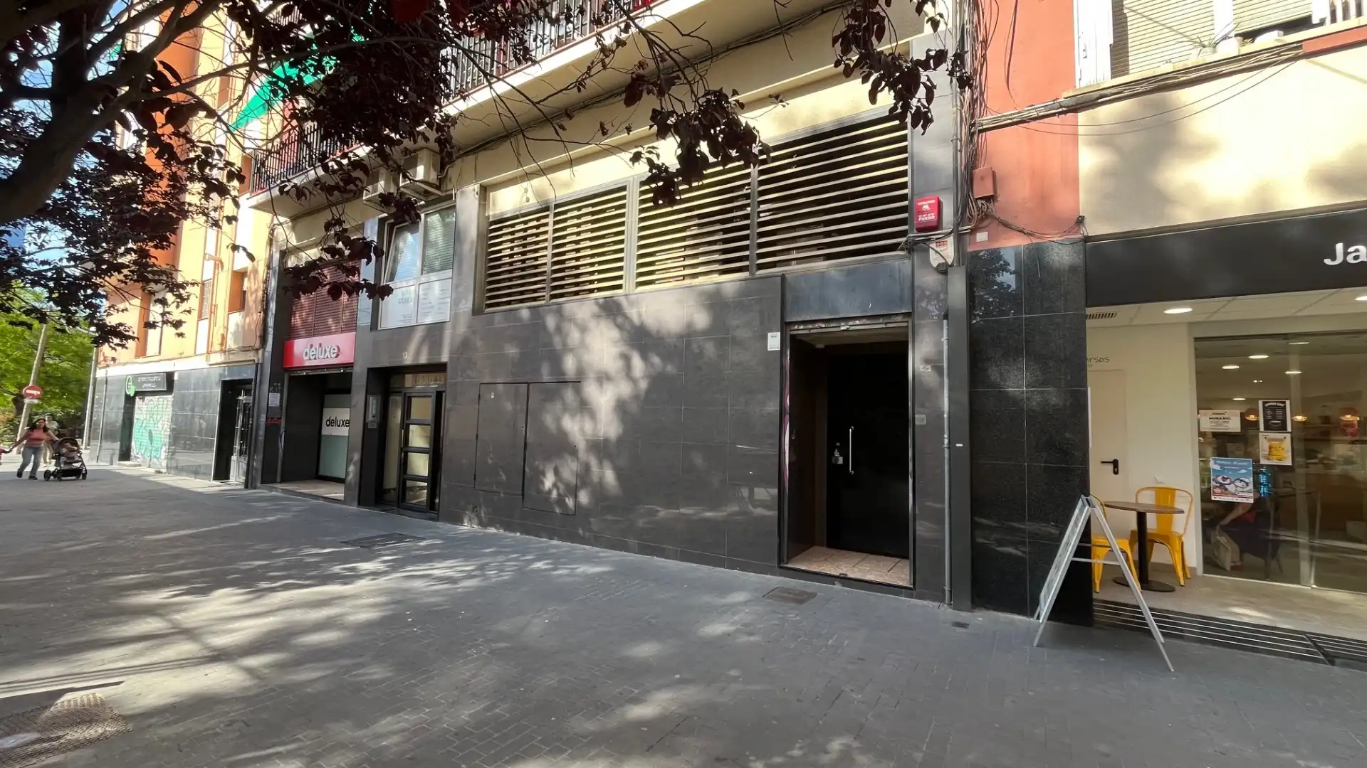 Vista exterior de Local en venda en Barcelona